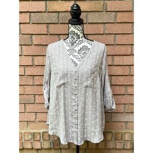 NWT Torrid Light Gray Blouse wi/ Arrow Pattern Size 1X 14-16